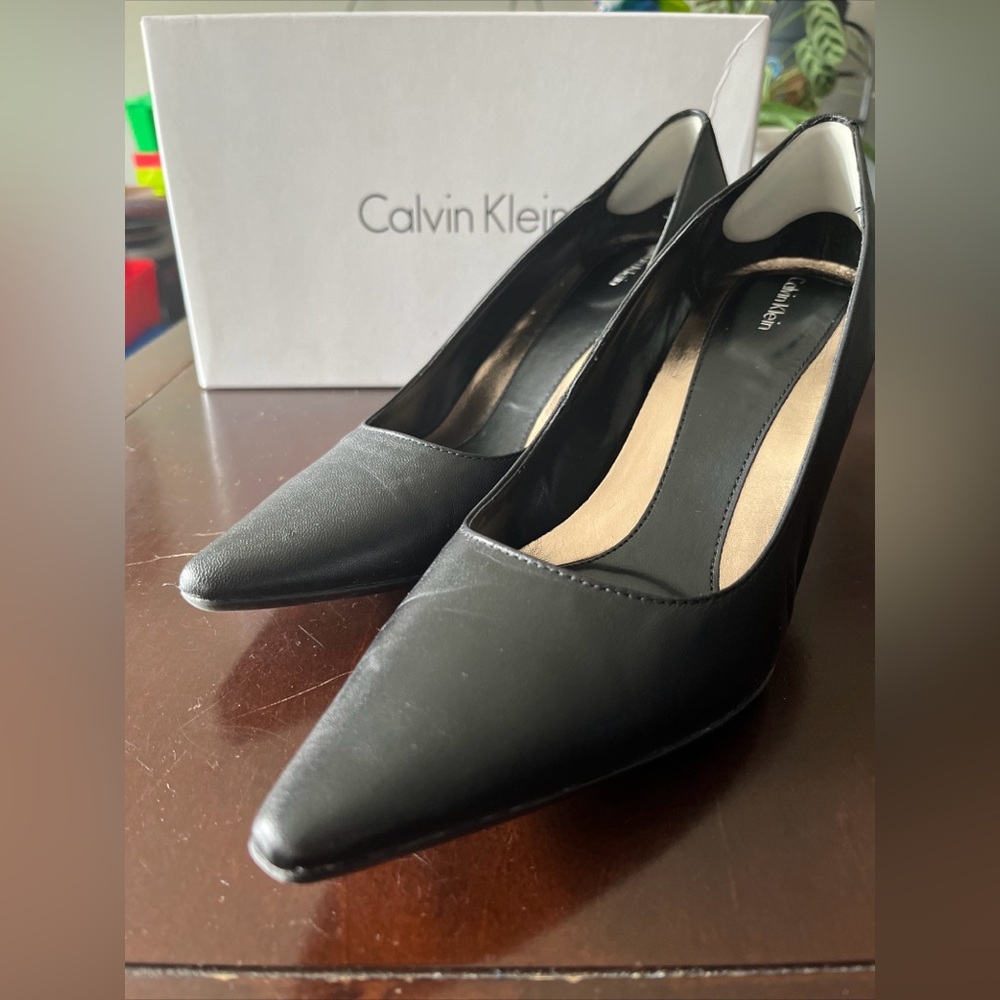 Calvin Klein Dolly Pump black leather pointed toe heels Women’s 9.5M EUC